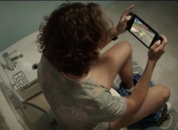 Nintendo Switch-reclame toont dat de nieuwe console ideaal is voor tijdens het schijten
