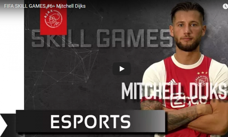Mitchell Dijks wordt uitgelachen door Ajax ploeggenoten tijdens FIFA Skill Games in real life