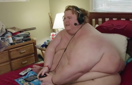 Deze gamer weegt 350 kilo en speelt enkel maar games en stopt zich vol met voedsel
