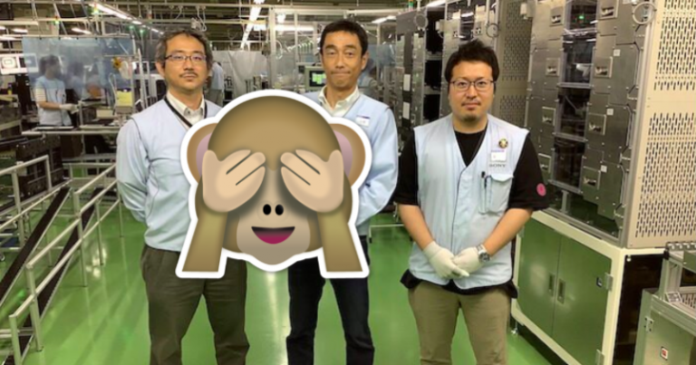 Interessante foto uit PS5-fabriek toont hoe gigantisch groot de PlayStation 5 eigenlijk is