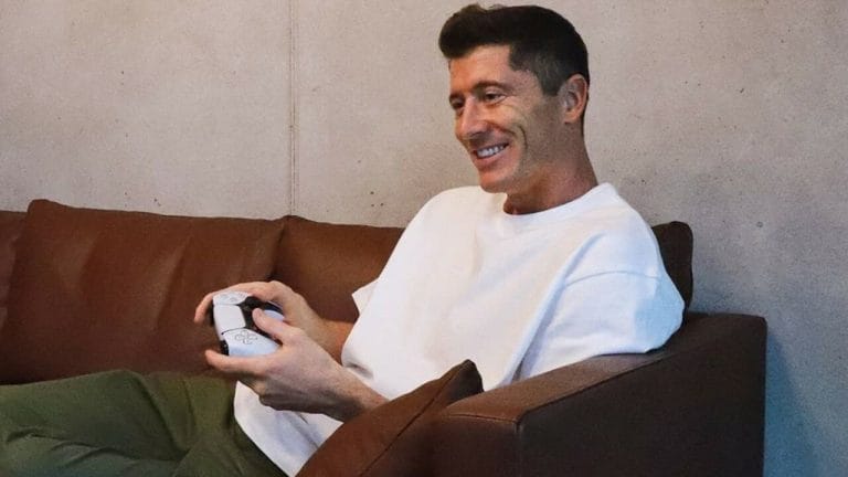 Profvoetballer Robert Lewandowski heeft nu al een PlayStation 5?
