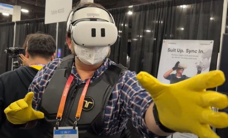 Videogames ‘next level’: gamers voelen de kogels en de wind met deze VR-vest en -handschoenen