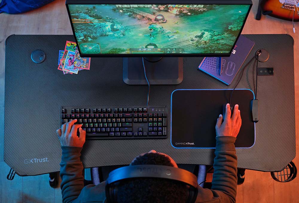 Trust Luminus RGB Gaming Desk scr01
