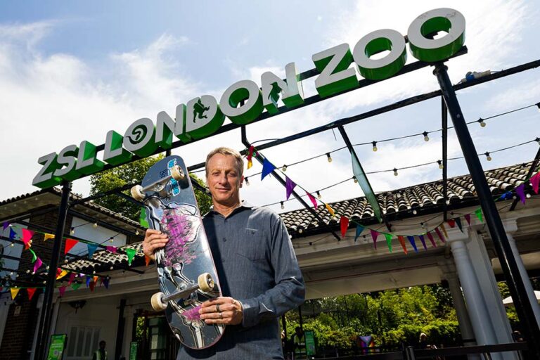 De enige echte Tony Hawk bij de London Zoo om de lancering te vieren van Tony Hawk’s Pro Skater 3 + 4
